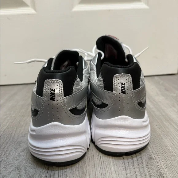 Nike Initiator Men's Silver and Black Athletic Shoes - Picture 5 of 5